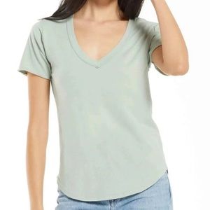 THE ORGANIC V-NECK TEE